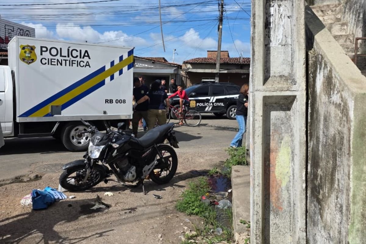 Homem morre fugindo da PM em Natal após bater moto em poste no Jardim Progresso. Vítima tinha condenações e morreu após perseguição na Zona Norte.
