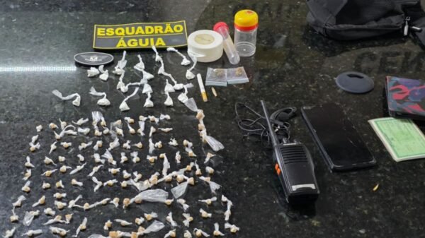 Jovem de 18 anos é detido pelo CPRE após abordagem na Avenida 2, em Natal. Moto adulterada, drogas, rádio comunicador e celular furtado foram apreendidos.