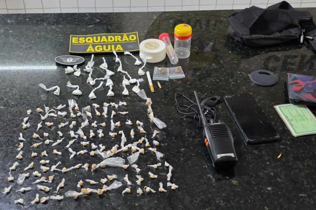 Jovem de 18 anos é detido pelo CPRE após abordagem na Avenida 2, em Natal. Moto adulterada, drogas, rádio comunicador e celular furtado foram apreendidos.