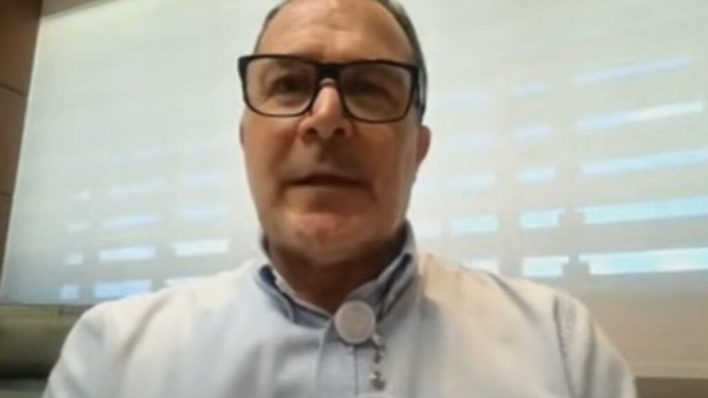 Bolsonaro apresenta evolução clínica estável após cirurgia de hérnia inguinal bilateral, segundo o médico Cláudio Birolini, em entrevista ao SBT News.