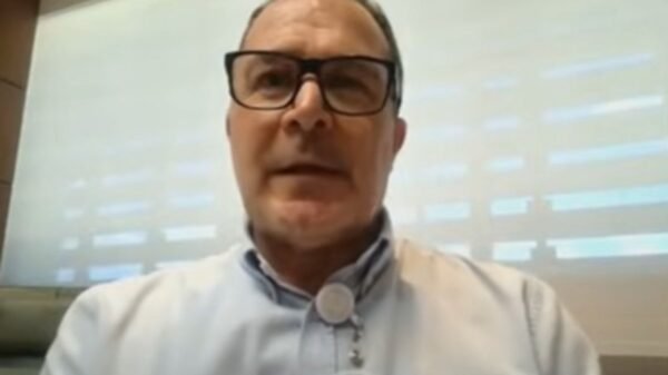 Bolsonaro apresenta evolução clínica estável após cirurgia de hérnia inguinal bilateral, segundo o médico Cláudio Birolini, em entrevista ao SBT News.