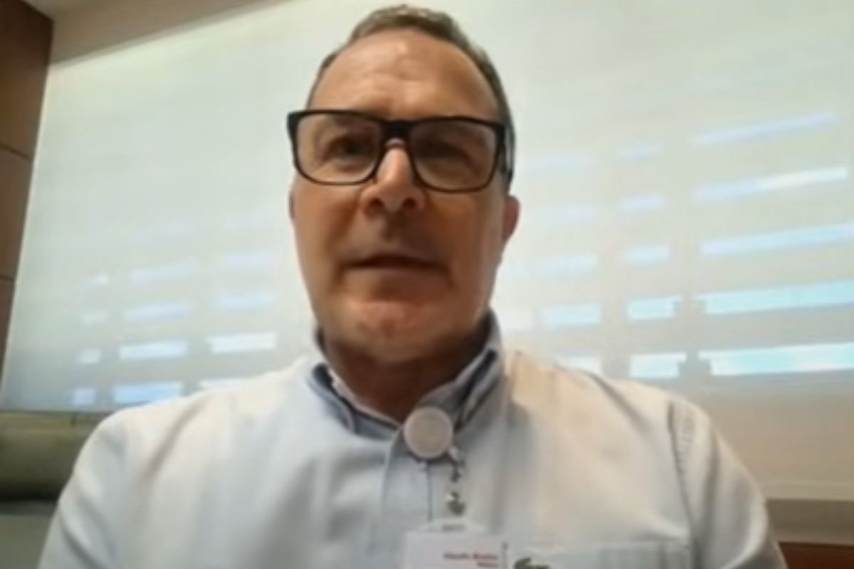 Bolsonaro apresenta evolução clínica estável após cirurgia de hérnia inguinal bilateral, segundo o médico Cláudio Birolini, em entrevista ao SBT News.