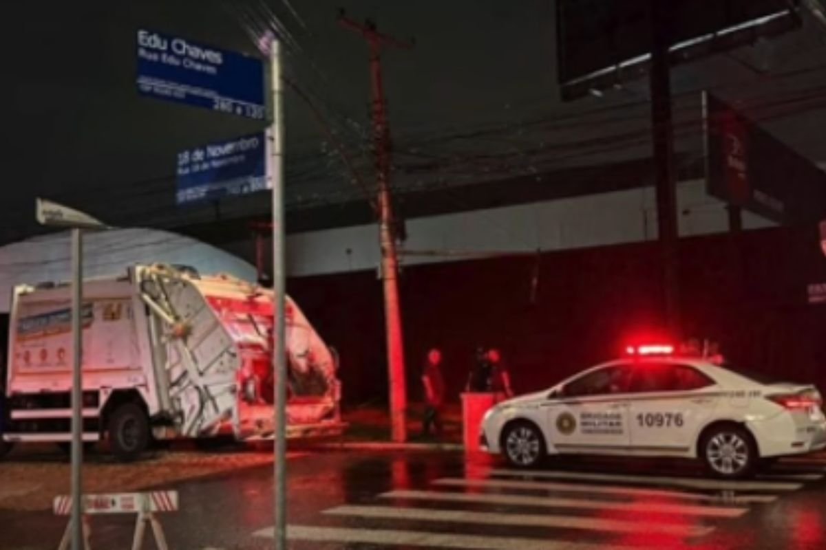 Uma mulher foi encontrada morta dentro de uma lixeira, com as mãos e os pés amarrados, em Porto Alegre. O corpo foi localizado na noite de segunda-feira (8)
