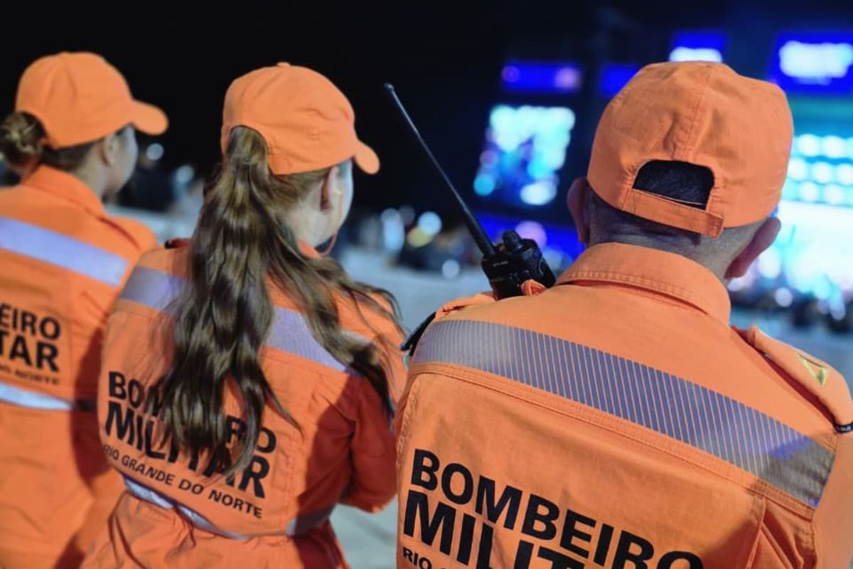 Bombeiros do RN atenderam uma ocorrência de intoxicação alcoólica na orla de Ponta Negra e encaminharam o paciente para a UPA.