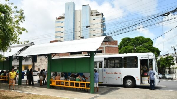 STTU define transporte especial para o Natal em Natal e o Réveillon 2025, com ônibus gratuitos na volta e operação até a madrugada.