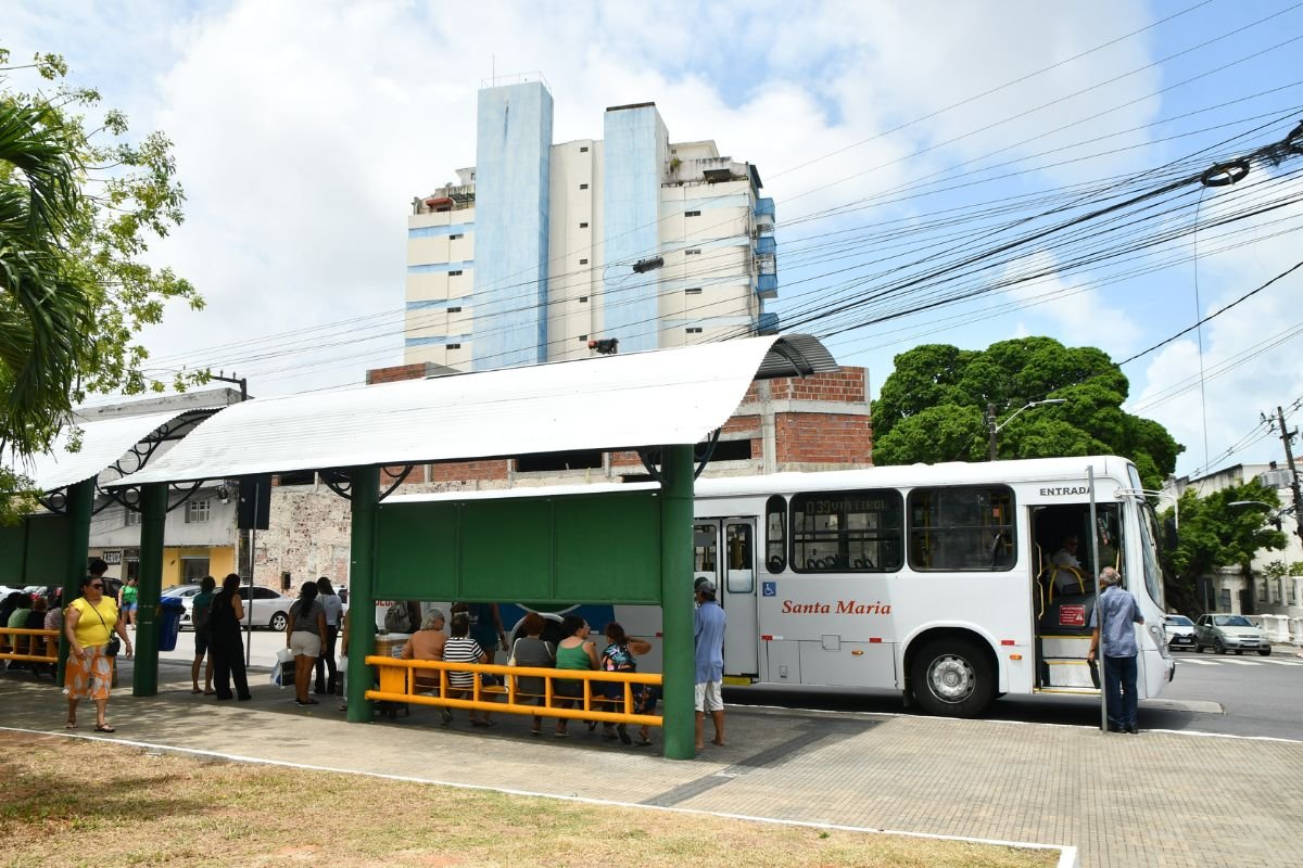 STTU define transporte especial para o Natal em Natal e o Réveillon 2025, com ônibus gratuitos na volta e operação até a madrugada.