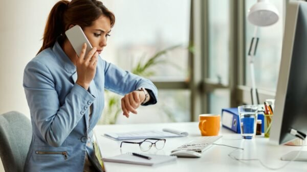 A PEC da redução da jornada foi aprovada na CCJ e segue para o Plenário do Senado. Proposta prevê limite de 36 horas semanais sem redução salarial.