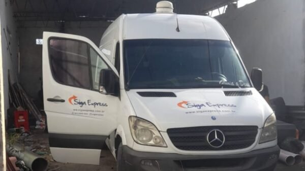 Motorista é sequestrado e van de entregas é levada por criminosos perto do acesso ao Aeroporto de São Gonçalo. Veículo foi recuperado em galpão.