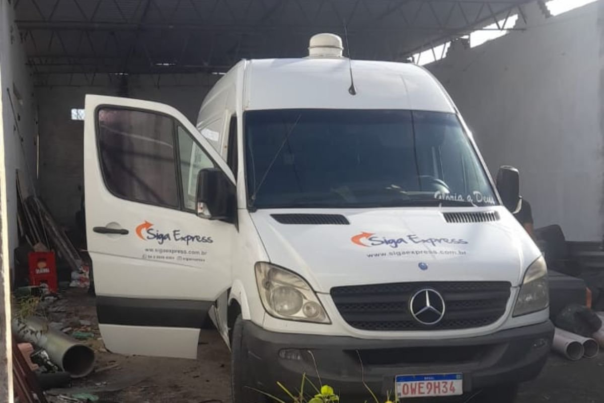 Motorista é sequestrado e van de entregas é levada por criminosos perto do acesso ao Aeroporto de São Gonçalo. Veículo foi recuperado em galpão.