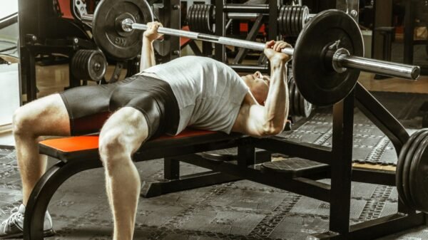 Caso de homem que morreu durante supino em Olinda reacende alerta sobre riscos do exercício e importância da execução correta e supervisão profissional.