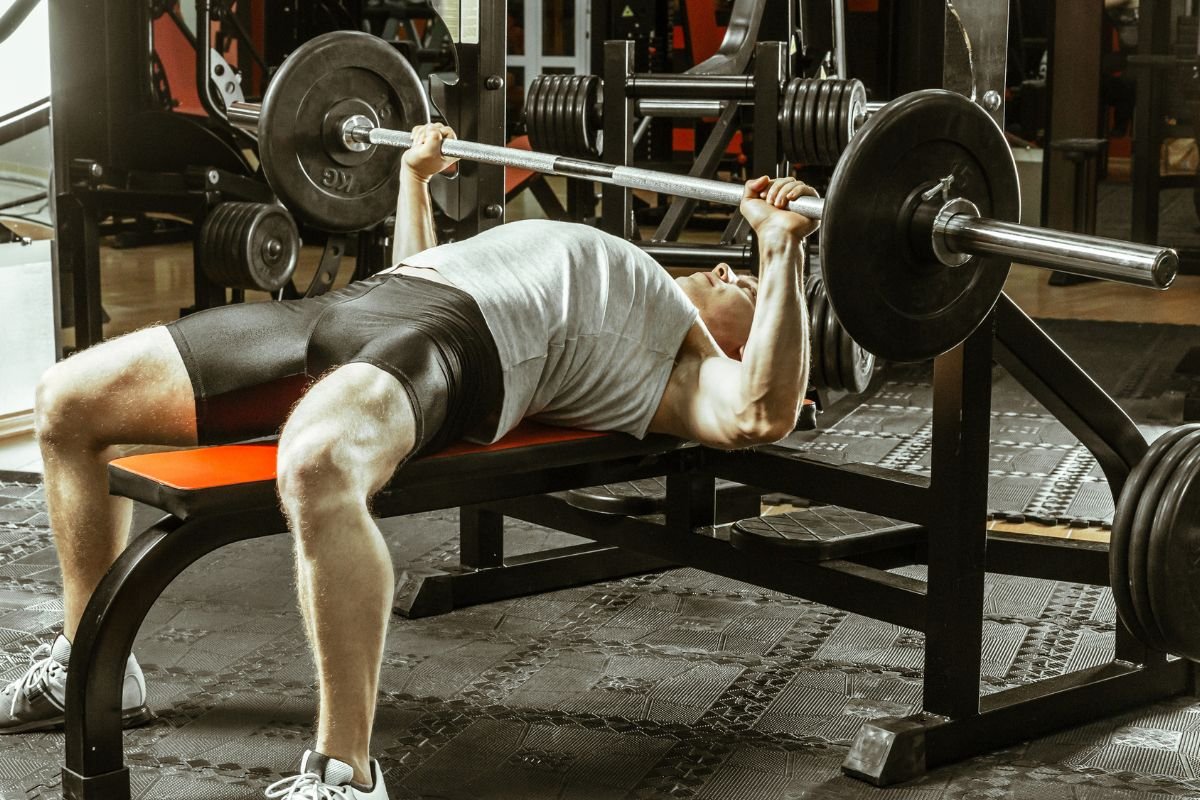 Caso de homem que morreu durante supino em Olinda reacende alerta sobre riscos do exercício e importância da execução correta e supervisão profissional.