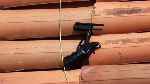 Polícia Civil prende dois homens por tráfico de drogas e posse de arma em condomínio entre Parnamirim e Macaíba. Drogas e arma foram arremessadas do imóvel.