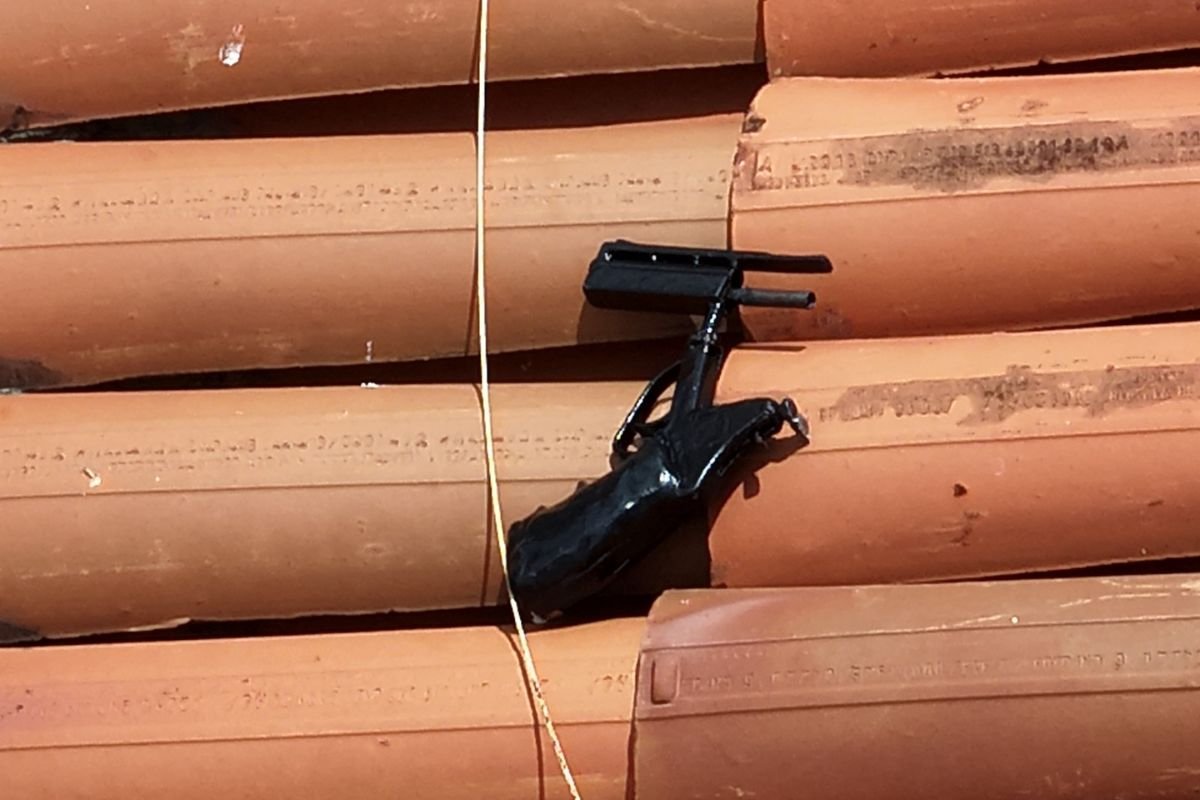 Polícia Civil prende dois homens por tráfico de drogas e posse de arma em condomínio entre Parnamirim e Macaíba. Drogas e arma foram arremessadas do imóvel.