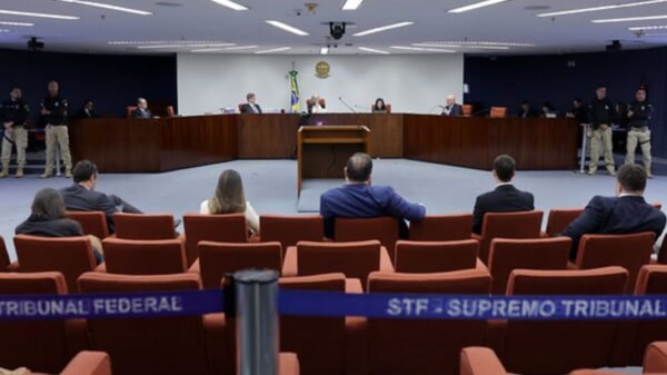 STF forma maioria para condenar cinco réus do Núcleo 2 da trama golpista ligada ao governo Bolsonaro. Julgamento segue para dosimetria das penas.