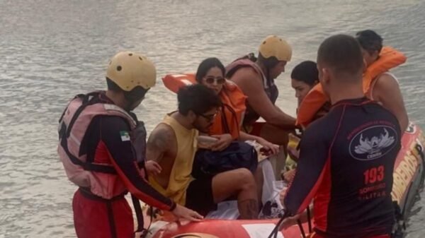 Bombeiros do RN resgataram 18 pessoas após princípio de incêndio em embarcação turística no Porto de Natal. Todos foram retirados sem ferimentos.