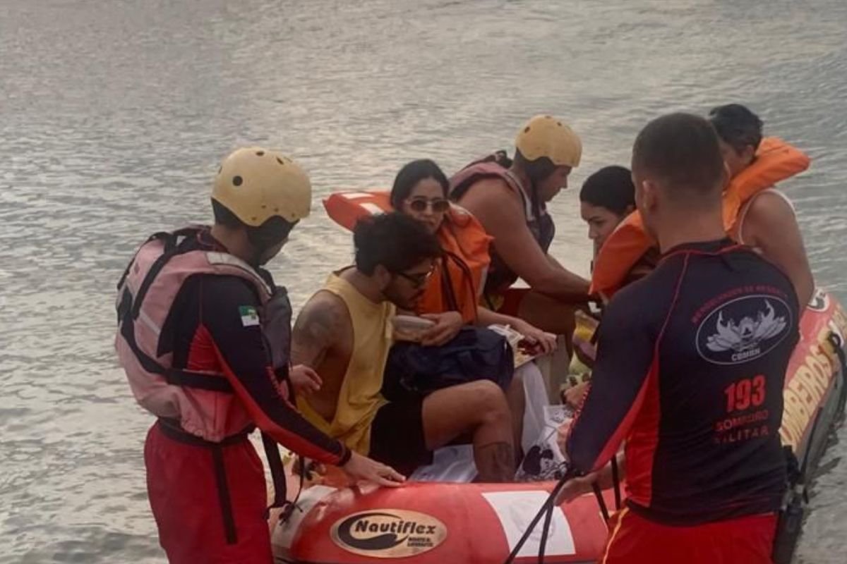 Bombeiros do RN resgataram 18 pessoas após princípio de incêndio em embarcação turística no Porto de Natal. Todos foram retirados sem ferimentos.