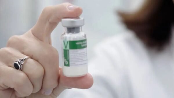 Anvisa aprova vacina do Butantan contra a dengue, tetravalente e de dose única, que será ofertada pelo SUS. Imunizante é seguro e produzido no Brasil.