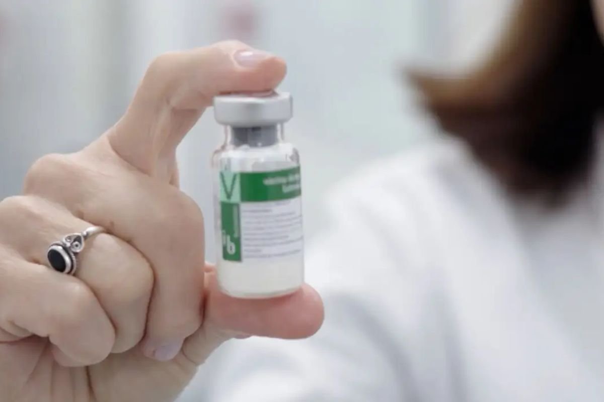 Anvisa aprova vacina do Butantan contra a dengue, tetravalente e de dose única, que será ofertada pelo SUS. Imunizante é seguro e produzido no Brasil.