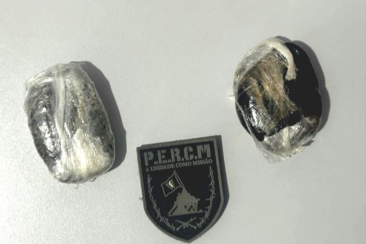 Visitante é flagrada com drogas ao tentar entrar no presídio Rogério Coutinho Madruga, em Nísia Floresta. Material foi apreendido e periciado.