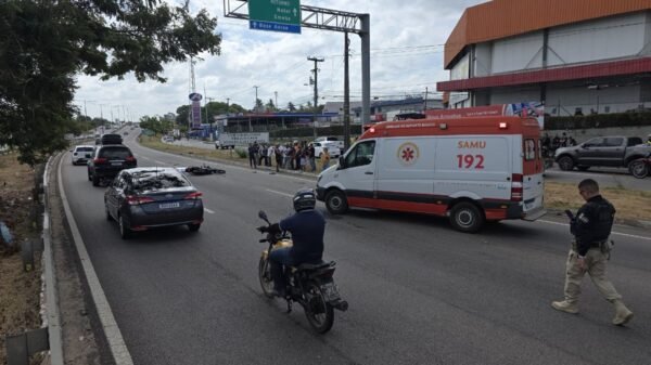 Acidente na BR-101 Sul, em Natal, deixa motociclista morto após colisão traseira e atropelamento; caso é investigado pela PRF.