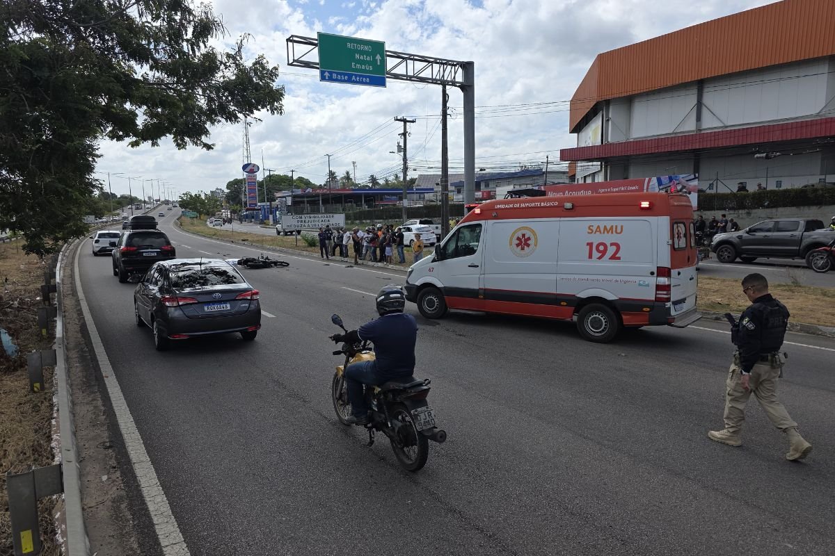 Acidente na BR-101 Sul, em Natal, deixa motociclista morto após colisão traseira e atropelamento; caso é investigado pela PRF.