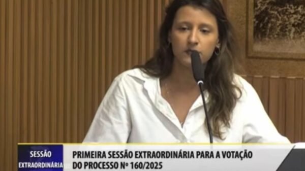 Câmara de Natal rejeita arquivamento e mantém processo de cassação contra a vereadora Brisa Bracchi após votação em sessão extraordinária.