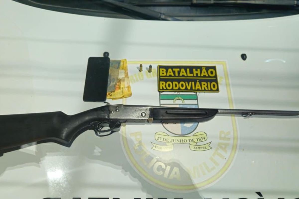 CPRE prende homem por posse ilegal de arma de fogo durante blitz em São Gonçalo do Amarante, na Grande Natal.