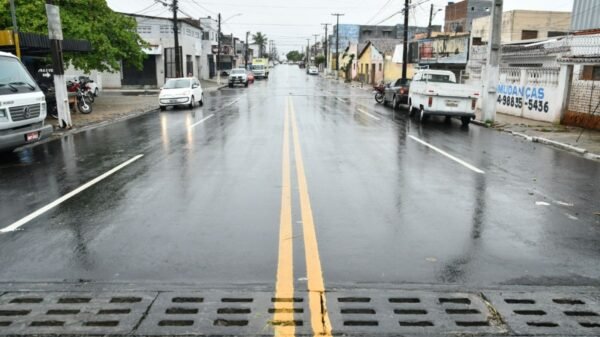 As chuvas intensas em Natal chegaram a 92 mm em 13 horas. Prefeitura afirma que ações preventivas evitaram alagamentos em grande parte da cidade.