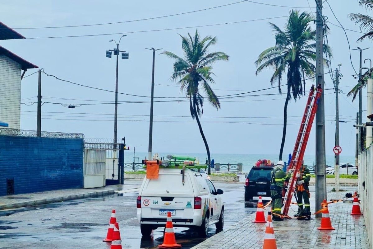 Chuvas em Natal causam alagamentos e lentidão no trânsito. Neoenergia Cosern ativa plano de contingência para evitar falhas no fornecimento.