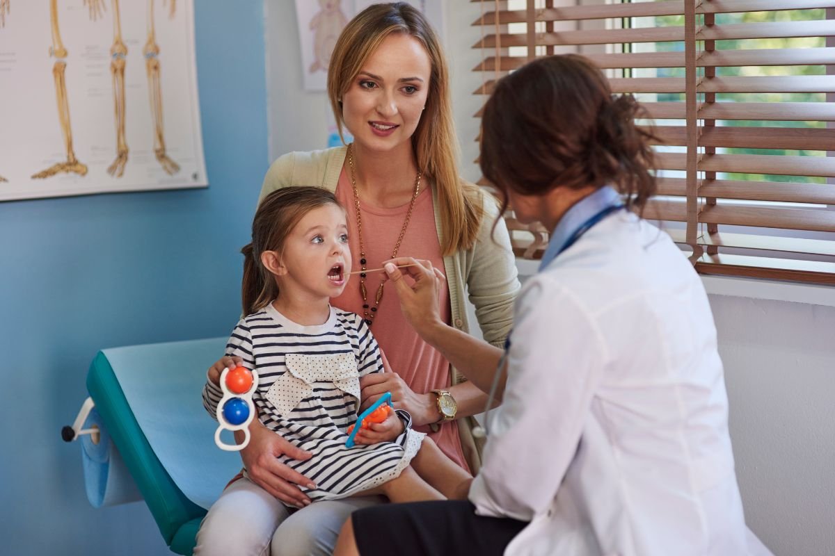 SUS passa a oferecer novo tratamento da hepatite C para crianças de 3 a 12 anos, com medicamento granulado e mais fácil de administrar.