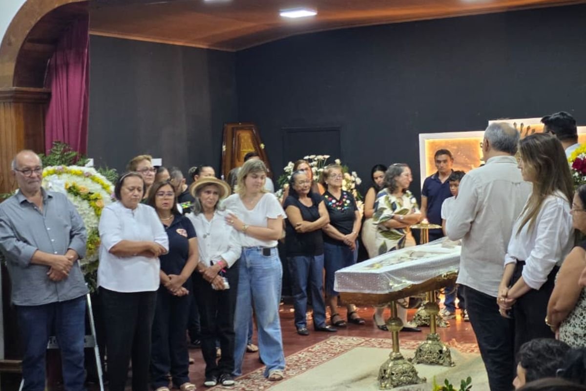 Titina Medeiros recebe últimas homenagens na Casa da Cultura de Acari, cidade onde viveu a infância e manteve forte ligação afetiva.