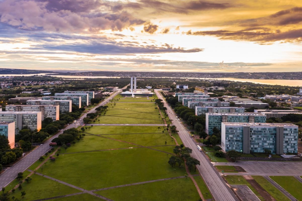 Reforma ministerial no governo Lula pode atingir até 20 ministros em 2026, com saídas motivadas por fatores políticos e eleitorais.
