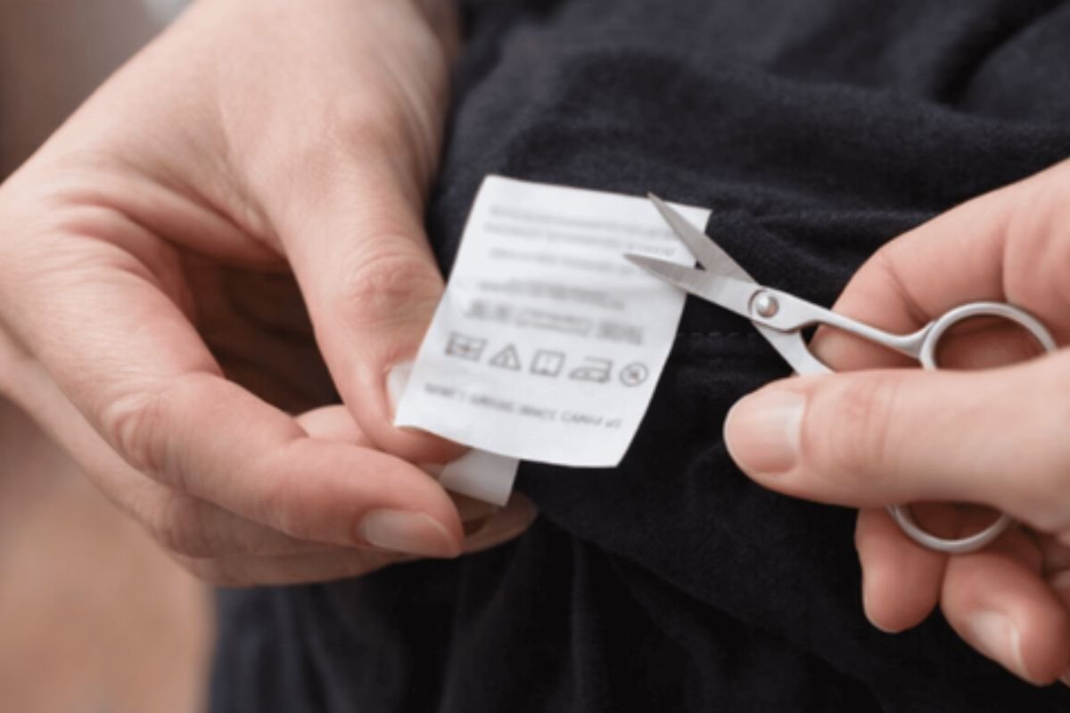 Inmetro alerta que etiqueta em roupas é obrigatória e traz informações essenciais sobre composição, origem e cuidados. Falta pode causar prejuízos e riscos ao consumidor.