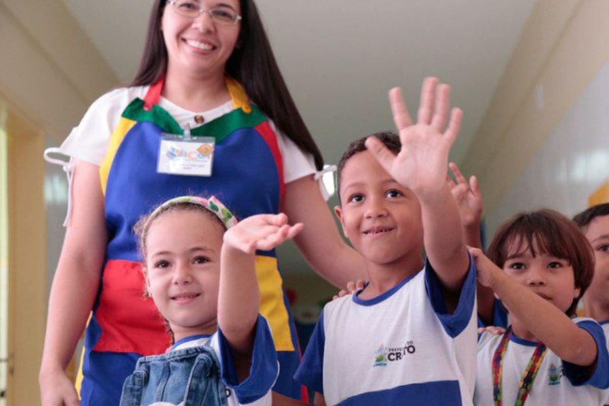 Fundeb deve movimentar R$ 370,3 bilhões em 2026, com aumento de 8,54% e crescimento de 23,3% na complementação da União, segundo portaria.