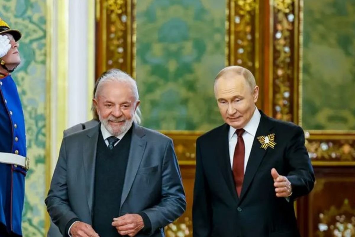 Lula e Putin conversam por telefone sobre a 8ª Comissão Bilateral Brasil-Rússia, cooperação estratégica e preocupações com o cenário internacional.