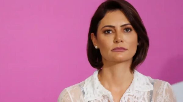 Michelle Bolsonaro se reuniu com Alexandre de Moraes horas antes da transferência de Jair Bolsonaro para a Papudinha, segundo o SBT News.