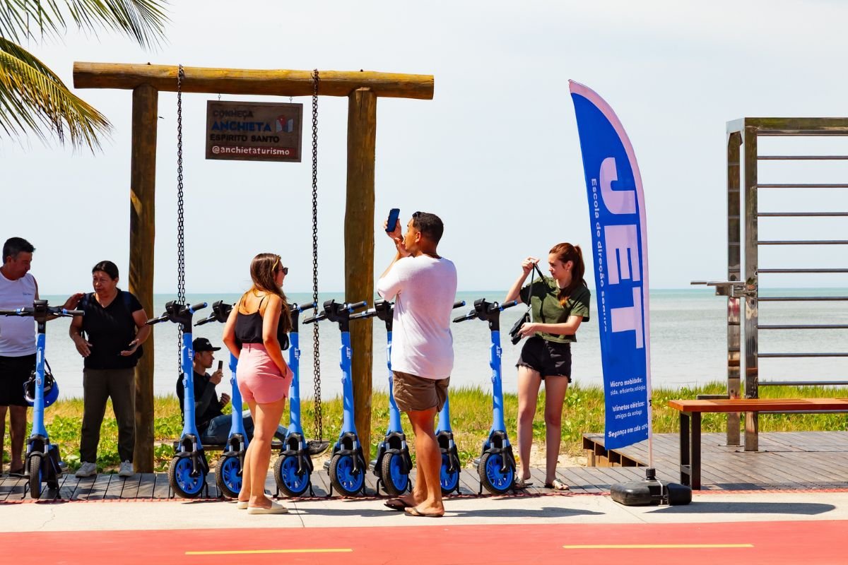 Natal registrou 340 mil viagens de patinetes elétricos em 2025, o equivalente a 4% do total no Brasil, segundo dados da empresa JET.