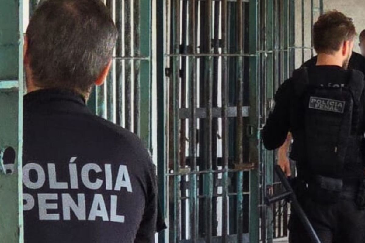 Internos da Penitenciária Estadual de Parnamirim são isolados após danos estruturais em cela. Polícia Penal descarta risco de fuga.