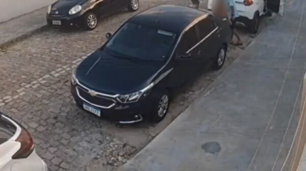 Polícia Civil divulga imagens de três suspeitos de roubos de veículos em Natal e pede ajuda da população para identificar e localizar o trio.