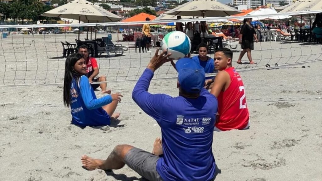 Projeto Natal Praia Inclusiva realiza edição itinerante na Praia da Redinha nesta quinta (29) com banho de mar assistido e atividades acessíveis.