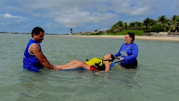 Praia da Redinha recebe ação inédita de lazer inclusivo com cadeiras anfíbias e estrutura acessível para pessoas com deficiência na Zona Norte de Natal.