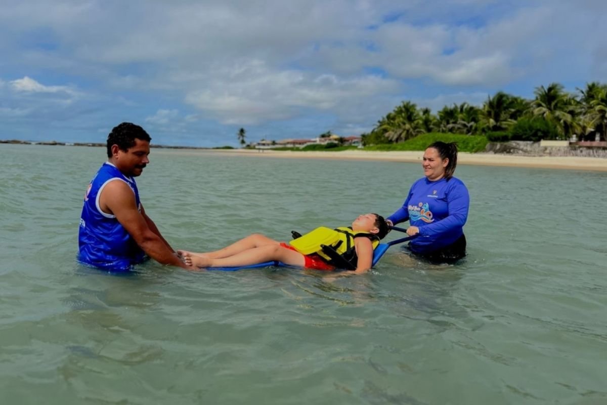 Praia da Redinha recebe ação inédita de lazer inclusivo com cadeiras anfíbias e estrutura acessível para pessoas com deficiência na Zona Norte de Natal.
