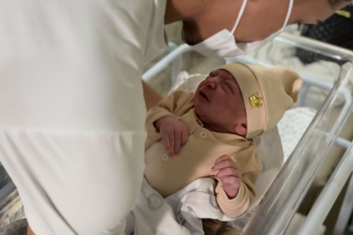 Mateo Benício foi o primeiro bebê de 2026 a nascer na Maternidade Januário Cicco, em Natal. O parto ocorreu às 00h56 desta quarta-feira (1º).