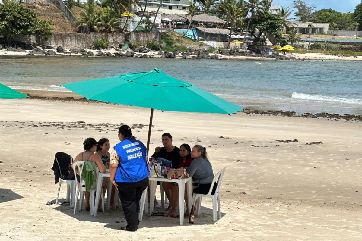 Procon/RN fiscaliza barracas em Pirangi e Búzios e notifica estabelecimentos por cobrança de consumo mínimo durante a Operação Verão.