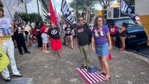 Protesto contra ação dos Estados Unidos na Venezuela provoca lentidão no trânsito na avenida Salgado Filho, em Natal.