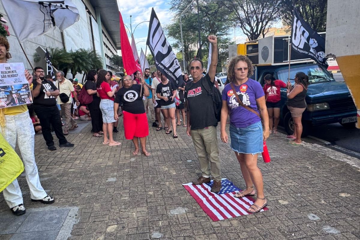 Protesto contra ação dos Estados Unidos na Venezuela provoca lentidão no trânsito na avenida Salgado Filho, em Natal.