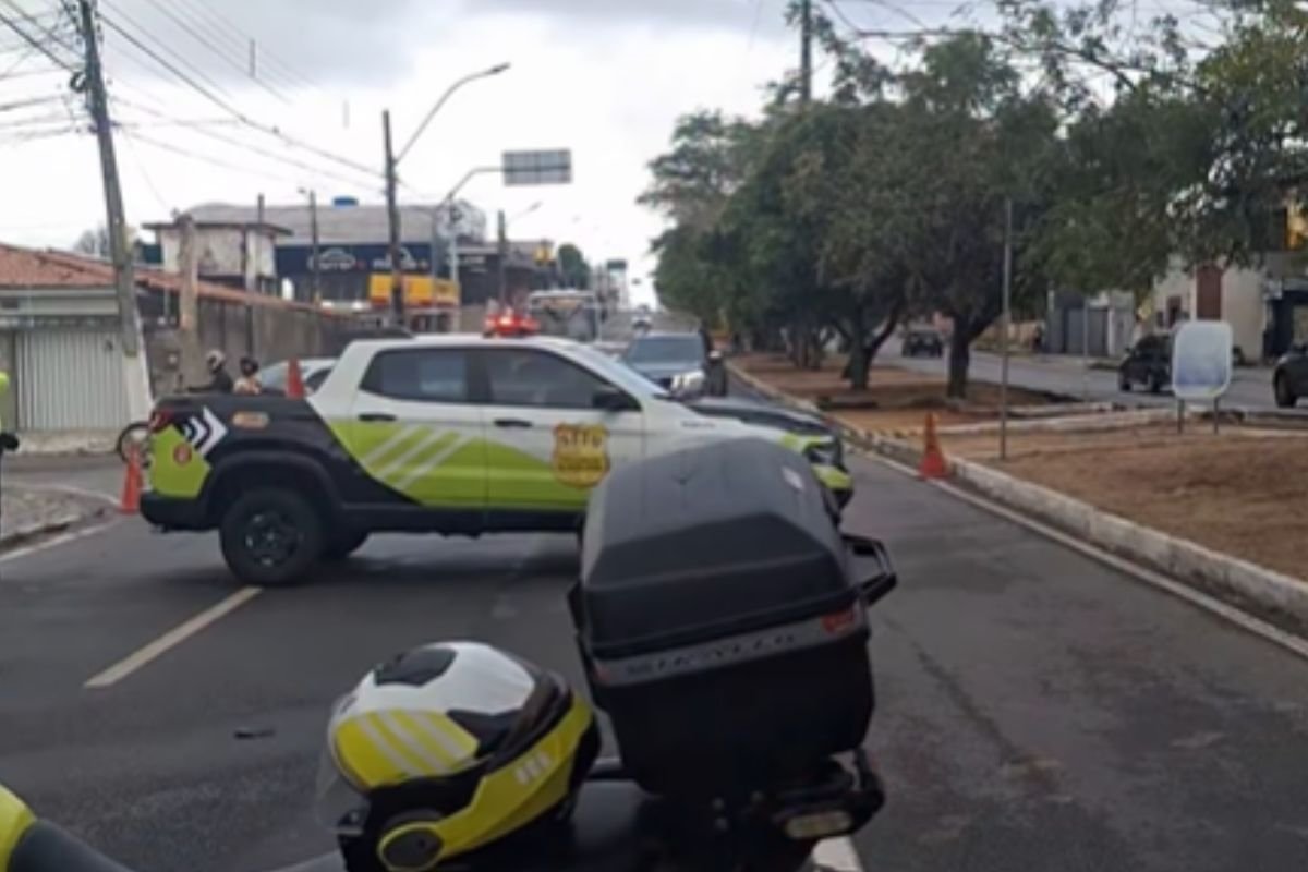 Trânsito na Avenida Prudente de Morais é totalmente liberado nesta sexta-feira (16), após serviços de recuperação de rede da Caern.