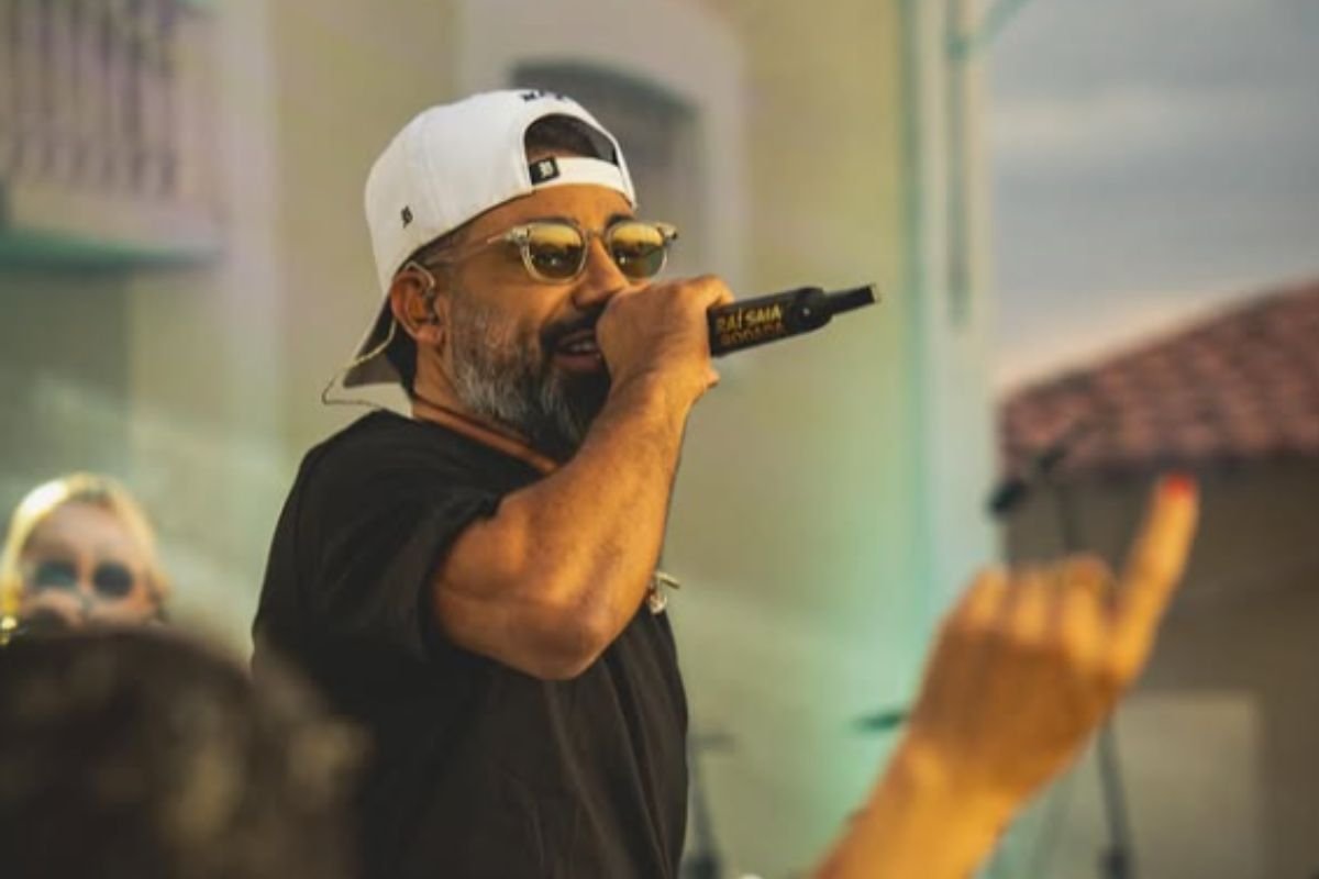 Cantor Raí Saia Rodada recebeu alta após internação em Mossoró. Artista diz que passa bem, agradece apoio e retoma ensaios para o Carnaval 2026.