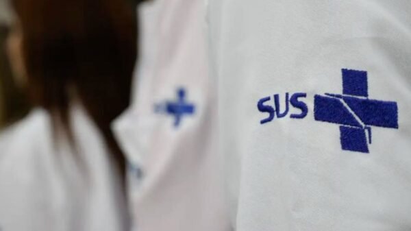 Ministério da Saúde lança edital do AgPopSUS com bolsas de até R$ 2,5 mil para educadores e R$ 560 para estudantes em 17 estados.