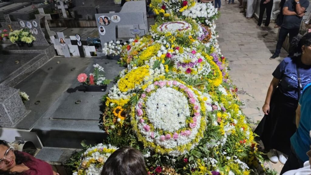 Titina Medeiros é sepultada sob aplausos em Acari, no RN. Atriz potiguar morreu no domingo (11), vítima de câncer de pâncreas.